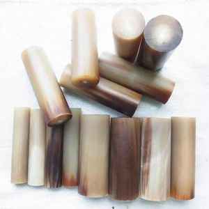 Tiges de corne de buffle rondes polies, naturelles, vierges, pour la sculpture, le tournage, la fabrication de manches de couteau, de cannes de marche, et pour usage artistique ou de collection. - Product Image 2