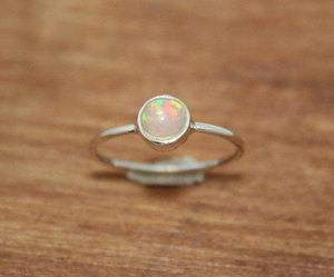 แหวนทองเหลืองทำมือประดับโอปอลสีขาวทรงกลมแบบเรียบง่าย สไตล์โบโฮ สำหรับผู้หญิง เหมาะเป็นของขวัญ - Product Image 1