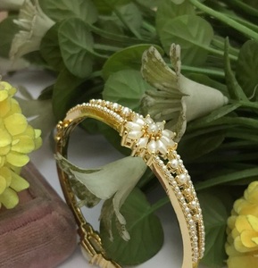 Bracelet en laiton de qualité supérieure avec de véritables perles, plaqué or, design tendance pour les occasions de fête, les mariages, pour femmes - Product Image 5
