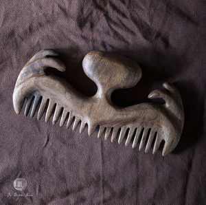 Peigne de massage en bois sculpté avec poignées à double ailette et dents fines, disponible à prix de gros. - Product Image 1