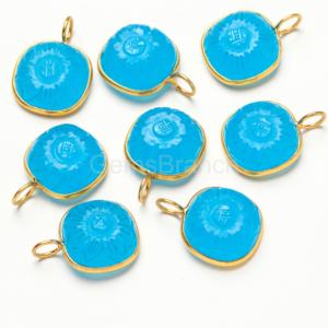 Colgante de Calcedonia Azul Cielo Natural con Flor Tallada, Plata de Ley 925, Baño de Oro Vermeil, Joyería Hecha a Mano - Product Image 6