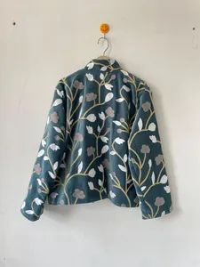Chaqueta de terciopelo azul verdoso bordada a mano para mujer, abrigo cálido de invierno con bordado floral Aari, cuello alto y frente abierto - Product Image 4