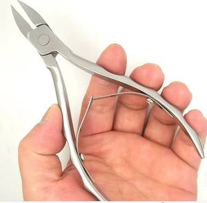 Coupe-ongles professionnel en acier inoxydable avec lame incurvée et tranchante pour le soin des doigts - Product Image 1