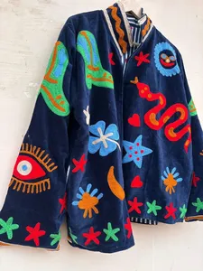 Blouson en velours Suzani bohème, brodé à la main, motif floral, mode artisanale, écologique, durable, unique - Product Image 4