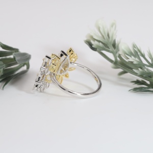 Anillo de compromiso Moi et Toi con zafiro amarillo y diamante radiante de corte pera blanco, banda de cóctel clásica abierta, joyería fina de lujo - Product Image 4