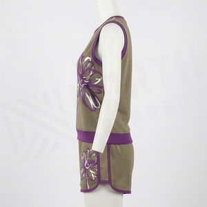 Conjunto deportivo sin mangas con estampado floral de 2 piezas para mujer, con top con cuello redondo y pantalones cortos por encima de la rodilla en verde oliva y morado - Product Image 3