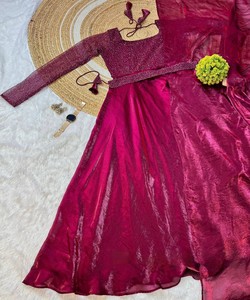 ชุดเดรสผ้าไหม Fendi ประดับเลื่อมและลูกปัดสุดหรู พร้อมผ้าคลุมไหล่และเข็มขัดคาดเอว เหมาะสำหรับงานเทศกาล ราคาขายส่ง เสื้อผ้าชาติพันธุ์ สีไวน์ - Product Image 5