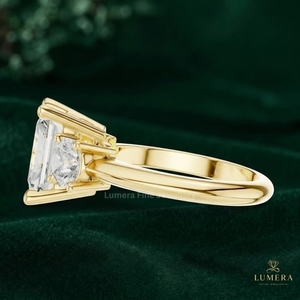 Elegante Anillo de Aniversario con Tres Piedras de Corte Radiante, Diamantes Laterales Redondos, Banda Sólida con Engaste de Garras, Joyería de Boda Atemporal - Product Image 6