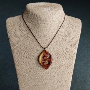 Colgante de madera con diseño de madre e hijo tallado, forma de lágrima, acabado liso, joyería artesanal hecha a mano - Product Image 4