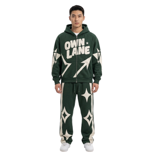 Sweat-shirt à capuche vert forêt profond avec imprimé en relief, en molleton confortable, respirant et haute densité, style streetwear - Product Image 1