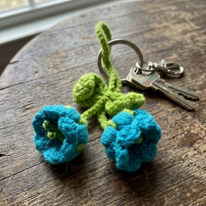 Llavero de flor de ganchillo hecho a mano, colgante floral de lirio del valle azul tejido, accesorio para bolso, arte puro, conjuntos de regalo artesanales - Product Image 5