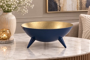 Bol de service moderne en métal bleu marine avec intérieur doré et pieds coniques pour le service des aliments - Product Image 5