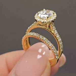 Ensemble de bagues classiques en moissanite taille ovale avec halo pour femme, en argent 925 rhodié, idéal pour demande en mariage, cadeau de mariage ou bijoux de mariée - Product Image 2