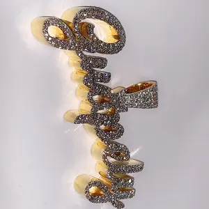 Pendentif personnalisé pour femme en moissanite ronde de 2,50 carats, plaqué or, diamant Tishya - Product Image 3