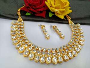 Parure de bijoux ethnique traditionnelle en alliage plaqué argent avec collier ras-du-cou et boucles d'oreilles à motif floral en strass de cristal pour fiançailles et anniversaire - Product Image 2