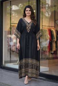 Robe longue kaftan en crêpe français avec des imprimés numériques artistiques, cordon de serrage réglable et coupe ample décontractée RMOR KAFTAN DC - Product Image 2