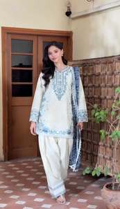 Ensemble prêt-à-porter entièrement cousu en satin de rayonne avec broderie de designer et dentelle fantaisie, comprenant un haut, un salwar Farshi Plazzo et un dupatta. - Product Image 1