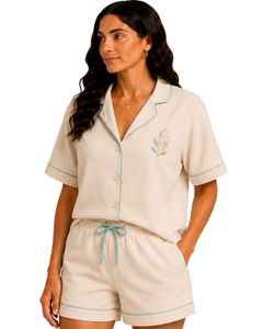 Ensemble de pyjama d'été beige personnalisé pour femme, manches courtes, boutonné, vêtement de nuit doux et respirant, ensemble de détente avec passepoil contrastant - Product Image 1