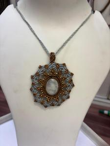 Collar Colgante de Macramé Hecho a Mano en Naranja y Verde con Piedra de Amatista y Cuentas Doradas, Joyería Estilo Boho al por Mayor - Product Image 5