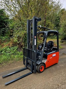 Excavadora Usada de Alto Rendimiento de 3 Toneladas, Amarilla y Negra, con Orugas de Acero Reforzadas y Cabina de Operador Cerrada para Construcción - Product Image 4