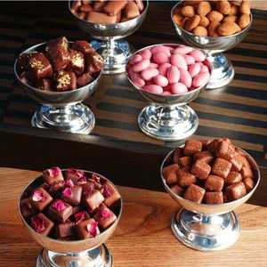 Moderna tazón de metal para chocolate con un diseño elegante, ideal para el uso diario en la cocina o para la presentación festiva de frutos secos y dulces. - Product Image 2