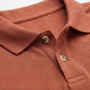 Vente en gros de polos pour hommes sur mesure avec logo imprimé, nouveau design, couleur unie, tissu tricoté, fabriqué au Pakistan - Product Image 4