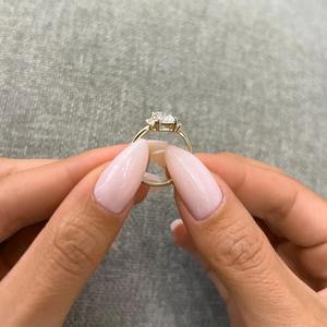 แหวนหมั้นและแต่งงานทรงคลาสสิกประดับโมอิสซาไนต์ทรงเรเดียนท์คัท น้ำหนัก 1.80 กะรัต ขายดี พร้อมเคลือบโรเดียม - Product Image 3