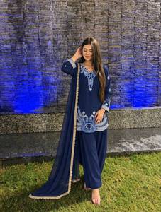 Tenue de soirée prête à porter en crêpe de soie biscuit, soie organza et soie Kundan, avec broderie au fil et bordure en dentelle, style Salwar, longueur au sol. - Product Image 2