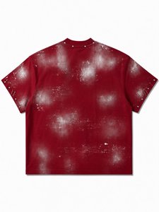 เสื้อยืดโอเวอร์ไซส์สีแดงวินเทจสำหรับผู้หญิงจาก Triveers ตกแต่งด้วยหมุดและดีไซน์ทำให้ดูเก่าแบบวินเทจ ผลิตจากผ้าฝ้ายพรีเมียมเนื้อหนา คุณภาพสูง สไตล์สตรีทแวร์สุดหรู - Product Image 2