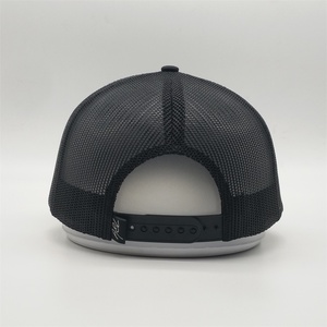 Gorra Trucker Negra de Malla ZYNTRA INDUSTRIES, Ajustable, con 5 Logos Bordados Comunes, Estilo Urbano Personalizado, Unisex, para Playa, Poliéster/Algodón - Product Image 4
