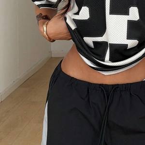 เสื้อยืดลำลองคอวีพิมพ์ลายฤดูร้อนสำหรับผู้หญิงทันสมัย ไซส์พลัส เสื้อเจอร์ซีย์ลายกราฟิก สตรีทแวร์ เสื้อเจอร์ซีย์อเมริกันฟุตบอล ผู้ผลิต OEM - Product Image 4