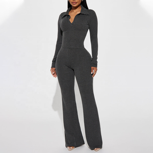 Conjunto de salón negro liso de punto acanalado transpirable hecho a medida para mujer, con mono de manga larga, cuello vuelto y pantalones acampanados - Product Image 1