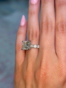 Anillo de compromiso con banda pavé de diamantes cultivados en laboratorio, corte princesa, 6 quilates, certificado IGI - Product Image 2