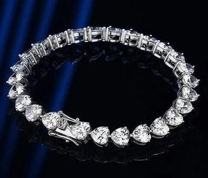 Bracelet tennis de luxe en moissanite taille cœur, style hip-hop, serti de pierres, aspect diamant en or blanc - Product Image 2