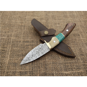 Couteau artisanal en acier Damas avec manche en bois, détail en pierre naturelle et étui en cuir pour usage extérieur - Product Image 5