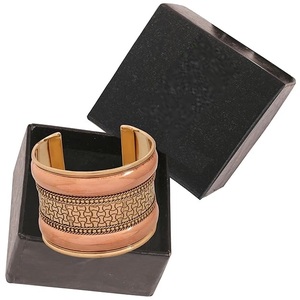 Bracelet manchette ouvert en laiton à motif géométrique en métal gravé, bord en cuivre lisse et garniture en fil perlé - Product Image 1