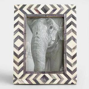 Cadre photo en bois artisanal HASAN CRAFT, écologique, rectangulaire, vertical, motif chevron coloré, design moderne et créatif pour table - Product Image 3