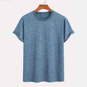 Camiseta con pedrería brillante para un look moderno y llamativo en cualquier momento. - Product Image 1
