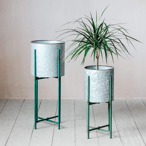 Jardinières en métal gris à motif tressé sur supports hauts noirs en forme d'étoile, pots de fleurs d'angle, disponibles à prix de gros. - Product Image 6