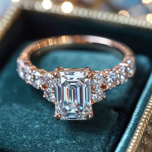 แหวนหมั้นเพชรโมอิสซาไนต์ชุบทองคำ 18K เงินสเตอร์ลิง ดีไซน์หรูหรา ระยิบระยับ สำหรับเธอ - Product Image 2