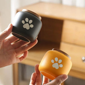 ペットの亡きことを記念する陶器製骨壺、竹の足跡模様の蓋付き、愛犬・愛猫の葬儀用遺骨保管容器、赤・白・黒・黄色の装飾 - Product Image 3