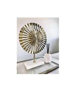 Objets décoratifs en métal audacieux et audacieusement élégants, sculptures qui rehaussent les espaces intérieurs avec une expression artistique et un attrait luxueux - Product Image 1