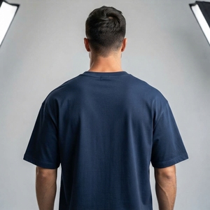 T-shirt pour homme bleu marine à imprimé graphique abstrait, col rond, manches courtes, coupe décontractée, streetwear décontracté - Product Image 2