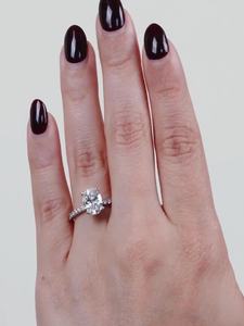 Anillo de Compromiso de Diamante Cultivado en Laboratorio de Corte Brillante Ovalado de Lujo de 3.00 Ct, Banda de Oro Sólido de 18K/14K/10K con Pavé, Joyería Nupcial Minimalista - Product Image 4