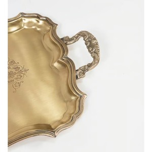 La teinte laiton dorée d'un plateau de service en laiton aux tons chauds rehausse l'éclairage festif, magnifiquement conçu par ARTISTIQUE. - Product Image 3
