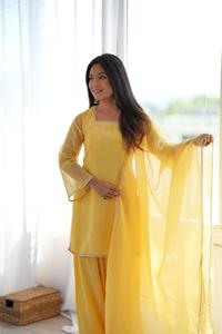 Conjunto de Kurta Amarillo de Seda Crujiente con Bordado de Diamantes Siroski, Dupatta de Encaje Elegante y Salwar Completamente Cosido - Vestido Étnico de Seda Amarilla - Product Image 5