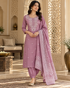 Conjunto de Tres Piezas de Kurta, Pantalón y Dupatta Bordado en Color Malva para Mujer, Diseño Floral en el Cuello, Ropa Étnica, Fabricante Mayorista - Product Image 5