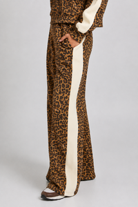Pantalones deportivos originales con estampado de leopardo para mujer, pantalones deportivos suaves de primera calidad con tira lateral en contraste, temporada de invierno para ropa de mujer - Product Image 4