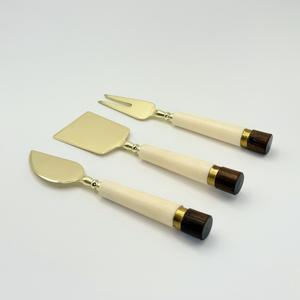 Ensemble de couteaux à fromage plaqués or, faits main, de qualité supérieure, avec manches en résine blanche, élégant, 3 pièces, en acier inoxydable, pour plateau de charcuterie - Product Image 4