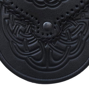 Sporran écossais traditionnel pour homme en cuir véritable grainé avec emblème trèfle irlandais et nœud celtique en relief - Product Image 3